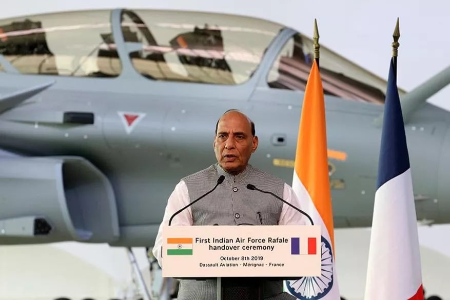 ಫ್ರಾನ್ಸ್ನ ಬಾರ್ಡೀಕ್ಸ್ ನಗರದಲ್ಲಿ ನಡೆದ ಸಮಾರಂಭದಲ್ಲಿ ಮಾತನಾಡಿದ ರಾಜನಾಥ್ ಸಿಂಗ್, ಇದೊಂದು ಐತಿಹಾಸಿಕ ದಿನ ಎಂದು ಬಣ್ಣಿಸಿದರು. ಫ್ರಾನ್ಸ್ನ ಬಾರ್ಡೀಕ್ಸ್ ನಗರದಲ್ಲಿ ನಡೆದ ಸಮಾರಂಭದಲ್ಲಿ ಮಾತನಾಡಿದ ರಾಜನಾಥ್ ಸಿಂಗ್, ಇದೊಂದು ಐತಿಹಾಸಿಕ ದಿನ ಎಂದು ಬಣ್ಣಿಸಿದರು.
