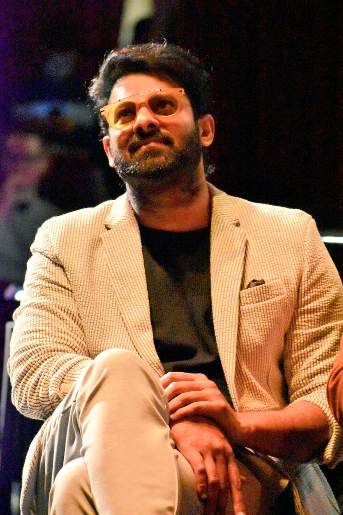 ದಕ್ಷಿಣ ಭಾರತೀಯ ಚಿತ್ರರಂಗದ ಖ್ಯಾತ ನಟಿ ಸಾವಿತ್ರಿ ಅವರ ಜೀವನನ್ನಾಧರಿಸಿದ 'ಮಹಾನಟಿ' ಸಿನಿಮಾ ನಿರ್ದೇಶಕ ನಾಗ್ ಅಶ್ವಿನ್ ಅವರ ಹೊಸ ಸಿನಿಮಾದಲ್ಲಿ ಪ್ರಭಾಸ್ ನಾಯಕನಾಗಿ ನಟಿಸಲಿದ್ದಾರೆ. ದಕ್ಷಿಣ ಭಾರತೀಯ ಚಿತ್ರರಂಗದ ಖ್ಯಾತ ನಟಿ ಸಾವಿತ್ರಿ ಅವರ ಜೀವನನ್ನಾಧರಿಸಿದ 'ಮಹಾನಟಿ' ಸಿನಿಮಾ ನಿರ್ದೇಶಕ ನಾಗ್ ಅಶ್ವಿನ್ ಅವರ ಹೊಸ ಸಿನಿಮಾದಲ್ಲಿ ಪ್ರಭಾಸ್ ನಾಯಕನಾಗಿ ನಟಿಸಲಿದ್ದಾರೆ.