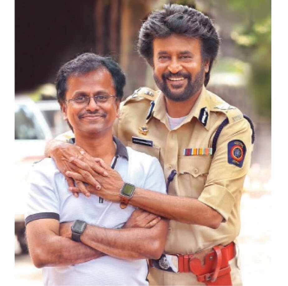 ಸದ್ಯ ಕತ್ತಿ ಚಿತ್ರ ನಿರ್ದೇಶಕ ಎ.ಆರ್ ಮುರುಗದಾಸ್ ನಿರ್ದೇಶನದ ದರ್ಬಾರ್ ಸಿನಿಮಾದಲ್ಲಿ ಸೂಪರ್ ಸ್ಟಾರ್ ಬಣ್ಣ ಹಚ್ಚುತ್ತಿದ್ದಾರೆ. ಸದ್ಯ ಕತ್ತಿ ಚಿತ್ರ ನಿರ್ದೇಶಕ ಎ.ಆರ್ ಮುರುಗದಾಸ್ ನಿರ್ದೇಶನದ ದರ್ಬಾರ್ ಸಿನಿಮಾದಲ್ಲಿ ಸೂಪರ್ ಸ್ಟಾರ್ ಬಣ್ಣ ಹಚ್ಚುತ್ತಿದ್ದಾರೆ.