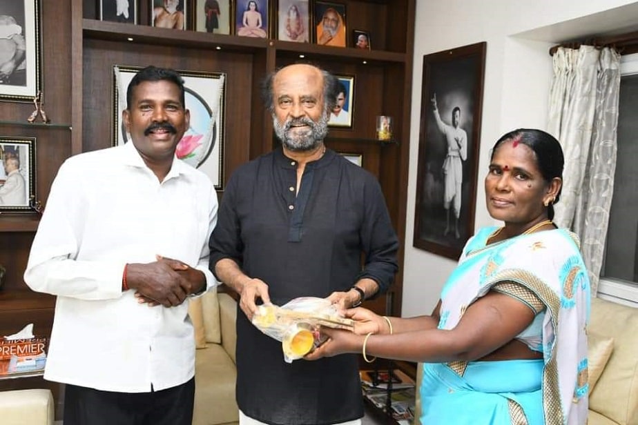 ಹೊಸ ಮನೆಯ ಹಕ್ಕು ಪತ್ರಗಳನ್ನು ರಜನಿಕಾಂತ್ ತಮ್ಮ ಕಚೇರಿಯಲ್ಲಿ ಸಂತ್ರಸ್ತರಿಗೆ ಹಸ್ತಾಂತರಿಸಿದ್ದು, ಈ ಫೋಟೋಗಳು ಸಾಮಾಜಿಕ ಜಾಲತಾಣದಲ್ಲಿ ವೈರಲ್ ಆಗಿದೆ. ಹೊಸ ಮನೆಯ ಹಕ್ಕು ಪತ್ರಗಳನ್ನು ರಜನಿಕಾಂತ್ ತಮ್ಮ ಕಚೇರಿಯಲ್ಲಿ ಸಂತ್ರಸ್ತರಿಗೆ ಹಸ್ತಾಂತರಿಸಿದ್ದು, ಈ ಫೋಟೋಗಳು ಸಾಮಾಜಿಕ ಜಾಲತಾಣದಲ್ಲಿ ವೈರಲ್ ಆಗಿದೆ.