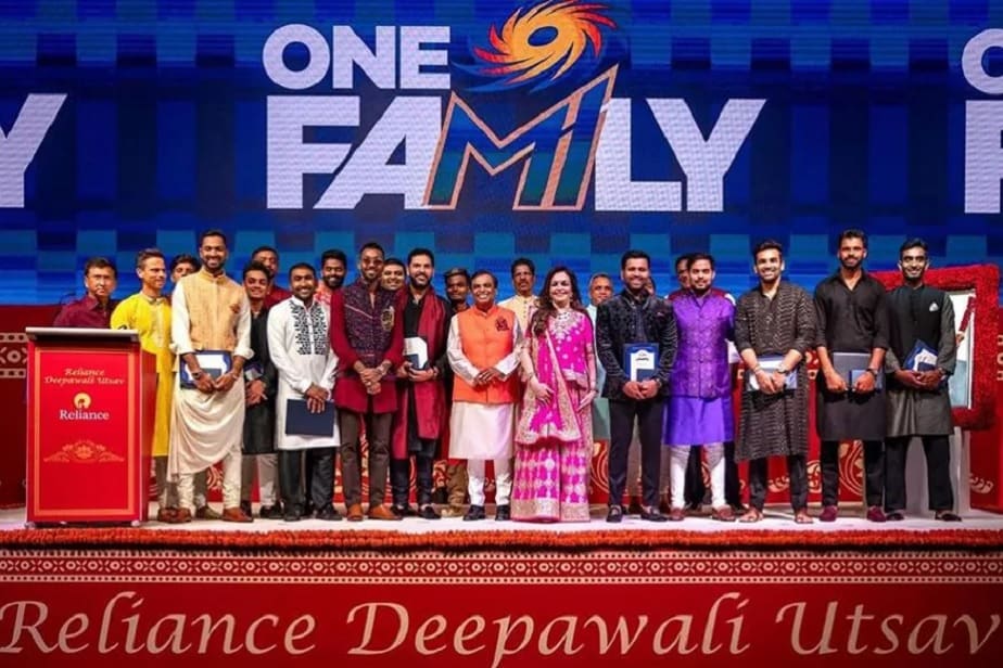ಮುಖೇಶ್ ಅಂಬಾನಿ ಹಾಗೂ ನೀತಾ ಅಂಬಾನಿ ಜೊತೆ ಮುಂಬೈ ಇಂಡಿಯನ್ಸ್ ತಂಡದ ಸದಸ್ಯರು