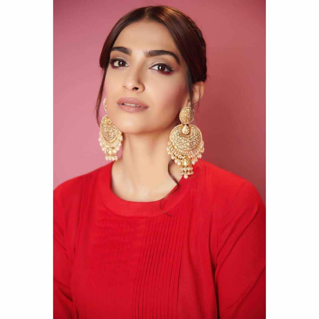 Sonam Kapoor enjoying her vacation with husband and shares a intimate pic on her Instagram