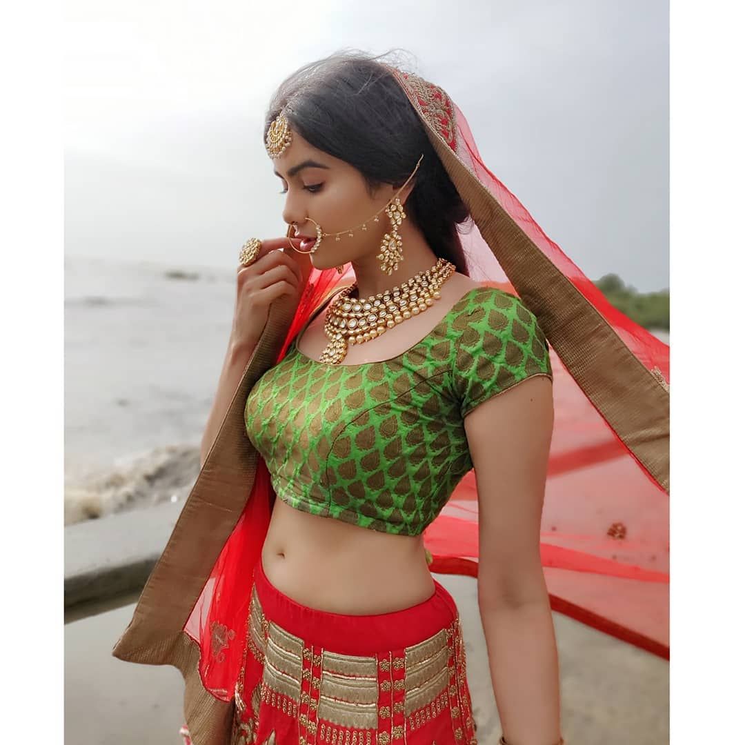 ಮಧುಮಗಳಂತೆ ರೆಡಿಯಾಗಿರುವ ಫೋಟೋವನ್ನು ಹಂಚಿಕೊಂಡಿರುವ ಅದಾ ವಿವಾಹಕ್ಕೆ ವರ ಬೇಕು ಎಂದು ಬರೆದುಕೊಂಡಿದ್ದಾರೆ