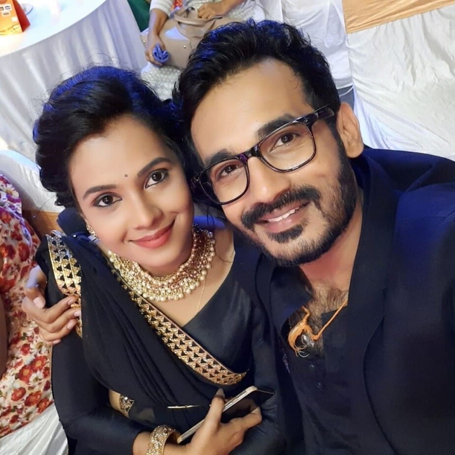 ಇತ್ತೀಚೆಗಷ್ಟೆ ನಡೆದ ಜೀ ಕುಟುಂಬ ಅವಾರ್ಡ್ ಕಾರ್ಯಕ್ರಮದಲ್ಲಿ ಪ್ರಶಸ್ತಿ ಸ್ವೀಕರಿಸಿದ ಪ್ರತಾಪ್ ಸಿಂಗ್ ಶಾ ತನ್ನ ಪ್ರೇಯಸಿ ಅನುಷಾ ಅವರನ್ನೂ ವೇದಿಕೆಗೆ ಬರುವಂತೆ ಕೇಳಿದ್ದರು. ಇತ್ತೀಚೆಗಷ್ಟೆ ನಡೆದ ಜೀ ಕುಟುಂಬ ಅವಾರ್ಡ್ ಕಾರ್ಯಕ್ರಮದಲ್ಲಿ ಪ್ರಶಸ್ತಿ ಸ್ವೀಕರಿಸಿದ ಪ್ರತಾಪ್ ಸಿಂಗ್ ಶಾ ತನ್ನ ಪ್ರೇಯಸಿ ಅನುಷಾ ಅವರನ್ನೂ ವೇದಿಕೆಗೆ ಬರುವಂತೆ ಕೇಳಿದ್ದರು.