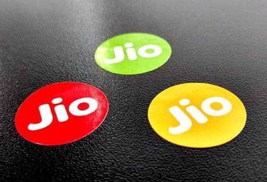Reliance Jio: ಜಿಯೋ ತನ್ನ ಗ್ರಾಹಕರಿಗೆ ಹೆಚ್ಚಿನ ಅನುಕೂಲವಾಗುವಂತೆ 299 ರೂ ರೀಚಾರ್ಜ್ ಯೋಜನೆಯನ್ನು ಪರಿಚಯಿಸಿದೆ. ಈ ಯೋಜನೆಯಲ್ಲಿ ಬಳಕೆದಾರರು ಪ್ರತಿದಿನ 3 ಜಿಬಿ ಡೇಟಾವನ್ನು ಪಡೆಯಲಿದ್ದಾರೆ. ಅದರೊಂದಿಗೆ ಅನಿಯಮಿತ ಕರೆಗಳು ಮತ್ತು 100 ಎಸ್ಎಂಎಸ್ ಸೌಲಭ್ಯಗಳನ್ನು ಕೂಡ ನೀಡಲಾಗುತ್ತದೆ. Reliance Jio: ಜಿಯೋ ತನ್ನ ಗ್ರಾಹಕರಿಗೆ ಹೆಚ್ಚಿನ ಅನುಕೂಲವಾಗುವಂತೆ 299 ರೂ ರೀಚಾರ್ಜ್ ಯೋಜನೆಯನ್ನು ಪರಿಚಯಿಸಿದೆ. ಈ ಯೋಜನೆಯಲ್ಲಿ ಬಳಕೆದಾರರು ಪ್ರತಿದಿನ 3 ಜಿಬಿ ಡೇಟಾವನ್ನು ಪಡೆಯಲಿದ್ದಾರೆ. ಅದರೊಂದಿಗೆ ಅನಿಯಮಿತ ಕರೆಗಳು ಮತ್ತು 100 ಎಸ್ಎಂಎಸ್ ಸೌಲಭ್ಯಗಳನ್ನು ಕೂಡ ನೀಡಲಾಗುತ್ತದೆ.