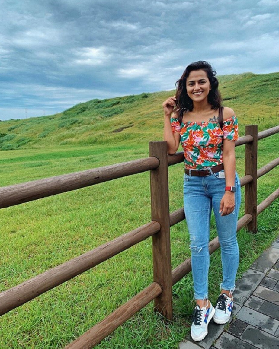 ಐದು ವರ್ಷಗಳ ನಂತರ ಡಾರ್ಜಿಲಿಂಗ್ ಹೋದಾಗ ಕಳೆದ ಮೇನಲ್ಲಿ ತೆಗೆಸಿಕೊಂಡಿರುವ ಚಿತ್ರದಲ್ಲಿ ಅವರು ತುಂಬಾ ಸಪೂರವಾಗಿದ್ದಾರೆ. ಐದು ವರ್ಷಗಳ ನಂತರ ಡಾರ್ಜಿಲಿಂಗ್ ಹೋದಾಗ ಕಳೆದ ಮೇನಲ್ಲಿ ತೆಗೆಸಿಕೊಂಡಿರುವ ಚಿತ್ರದಲ್ಲಿ ಅವರು ತುಂಬಾ ಸಪೂರವಾಗಿದ್ದಾರೆ.