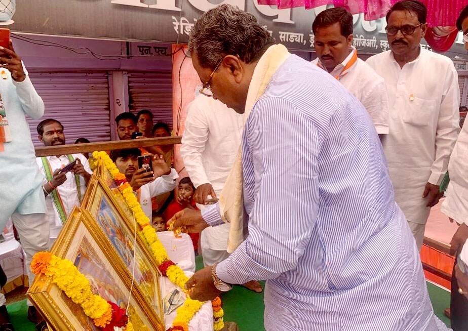 ಸಿದ್ದರಾಮಯ್ಯ ಭಾಷಣಕ್ಕೆ ನೆರೆಯ ರಾಷ್ಟ್ರದಲ್ಲಿ ಭಾರೀ ಬೇಡಿಕೆ ಇದ್ದು, ಅವರಿಗೆ ಮಹಾರಾಷ್ಟ್ರ ಕಾಂಗ್ರೆಸ್ ವಿಶೇಷ ಆಹ್ವಾನ ನೀಡಿತ್ತು ಸಿದ್ದರಾಮಯ್ಯ ಭಾಷಣಕ್ಕೆ ನೆರೆಯ ರಾಷ್ಟ್ರದಲ್ಲಿ ಭಾರೀ ಬೇಡಿಕೆ ಇದ್ದು, ಅವರಿಗೆ ಮಹಾರಾಷ್ಟ್ರ ಕಾಂಗ್ರೆಸ್ ವಿಶೇಷ ಆಹ್ವಾನ ನೀಡಿತ್ತು