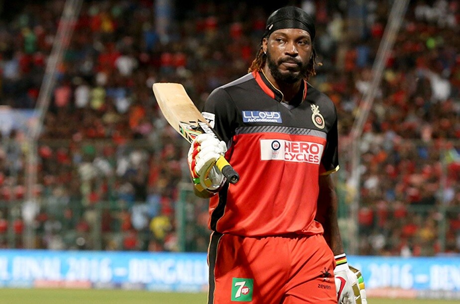  2013ರ ಐಪಿಎಲ್​ನಲ್ಲಿ ಪುಣೆ ವಾರಿಯರ್ಸ್ ವಿರುದ್ಧದ ಪಂದ್ಯದಲ್ಲಿ ಆರ್​ಸಿಬಿ ತಂಡದಲ್ಲಿದ್ದ ಗೇಲ್ ಕೇವಲ 66 ಎಸೆತಗಳಲ್ಲಿ 13 ಬೌಂಡರಿ, 17 ಸಿಕ್ಸರ್ ಸಿಡಿಸಿ ಅಜೇಯ 175 ರನ್ ಚಚ್ಚಿದರು.