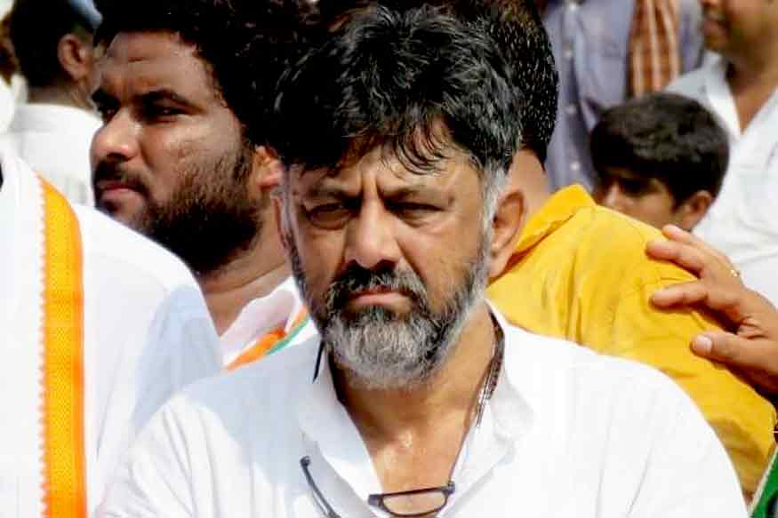 ದಾಖಲೆರಹಿತ ಹಣ ಪತ್ತೆ ಪ್ರಕರಣದಲ್ಲಿ ತಿಹಾರ್ ಜೈಲು ಸೇರಿದ್ದ ಮಾಜಿ ಸಚಿವ ಡಿ.ಕೆ. ಶಿವಕುಮಾರ್ ಜಾಮೀನಿನ ಮೇಲೆ ಹೊರಬಂದಿದ್ದಾರೆ. 1 ತಿಂಗಳ ಕಾಲ ಇಡಿ ಅಧಿಕಾರಿಗಳ ವಶದಲ್ಲಿದ್ದ ಡಿಕೆಶಿ ಮತ್ತೆ ಹಳೆಯ ಫಾರ್ಮ್ಗೆ ಮರಳುತ್ತಿದ್ದಾರೆ. ರಾಜ್ಯದ 15 ಕ್ಷೇತ್ರಗಳ ಉಪಚುನಾವಣೆಗೆ ಇನ್ನು 15 ದಿನಗಳಷ್ಟೇ ಬಾಕಿಯಿದೆ. ಈ ಹಿನ್ನೆಲೆಯಲ್ಲಿ ಪ್ರಚಾರದ ಅಖಾಡಕ್ಕೆ ಇಳಿಯಲು ಡಿ.ಕೆ. ಶಿವಕುಮಾರ್ ಸಿದ್ಧತೆ ನಡೆಸಿದ್ದಾರೆ. ರಾಜ್ಯ ವಿಧಾನಸಭಾ ಉಪ ಚುನಾವಣಾ ಕಣದಲ್ಲಿ ಮಾಜಿ ಸಚಿವ ಡಿ.ಕೆ. ಶಿವಕುಮಾರ್ ಹೆಸರು ಜೋರಾಗಿ ಕೇಳಿಬರುತ್ತಿದೆ. ಗೋಕಾಕ್ ಕ್ಷೇತ್ರವನ್ನು ಹೊರತುಪಡಿಸಿ ಉಳಿದ 14 ಕ್ಷೇತ್ರಗಳ ಕಾಂಗ್ರೆಸ್ ಅಭ್ಯರ್ಥಿಗಳು ಡಿಕೆಶಿ ಜಪ ಮಾಡತೊಡಗಿದ್ದಾರೆ. ರಾಜ್ಯ ಉಪಸಮರದಲ್ಲಿ ಕನಕಪುರ ಬಂಡೆಯ ಜಪ ಜೋರಾಗಿದ್ದು, ಸಿದ್ದರಾಮಯ್ಯನವರಿಗಿಂತ ಹೆಚ್ಚಿನ ಬೇಡಿಕೆ ಡಿ.ಕೆ. ಶಿವಕುಮಾರ್ಗೆ ಸೃಷ್ಟಿಯಾಗಿದೆ. ದಾಖಲೆರಹಿತ ಹಣ ಪತ್ತೆ ಪ್ರಕರಣದಲ್ಲಿ ತಿಹಾರ್ ಜೈಲು ಸೇರಿದ್ದ ಮಾಜಿ ಸಚಿವ ಡಿ.ಕೆ. ಶಿವಕುಮಾರ್ ಜಾಮೀನಿನ ಮೇಲೆ ಹೊರಬಂದಿದ್ದಾರೆ. 1 ತಿಂಗಳ ಕಾಲ ಇಡಿ ಅಧಿಕಾರಿಗಳ ವಶದಲ್ಲಿದ್ದ ಡಿಕೆಶಿ ಮತ್ತೆ ಹಳೆಯ ಫಾರ್ಮ್ಗೆ ಮರಳುತ್ತಿದ್ದಾರೆ. ರಾಜ್ಯದ 15 ಕ್ಷೇತ್ರಗಳ ಉಪಚುನಾವಣೆಗೆ ಇನ್ನು 15 ದಿನಗಳಷ್ಟೇ ಬಾಕಿಯಿದೆ. ಈ ಹಿನ್ನೆಲೆಯಲ್ಲಿ ಪ್ರಚಾರದ ಅಖಾಡಕ್ಕೆ ಇಳಿಯಲು ಡಿ.ಕೆ. ಶಿವಕುಮಾರ್ ಸಿದ್ಧತೆ ನಡೆಸಿದ್ದಾರೆ. ರಾಜ್ಯ ವಿಧಾನಸಭಾ ಉಪ ಚುನಾವಣಾ ಕಣದಲ್ಲಿ ಮಾಜಿ ಸಚಿವ ಡಿ.ಕೆ. ಶಿವಕುಮಾರ್ ಹೆಸರು ಜೋರಾಗಿ ಕೇಳಿಬರುತ್ತಿದೆ. ಗೋಕಾಕ್ ಕ್ಷೇತ್ರವನ್ನು ಹೊರತುಪಡಿಸಿ ಉಳಿದ 14 ಕ್ಷೇತ್ರಗಳ ಕಾಂಗ್ರೆಸ್ ಅಭ್ಯರ್ಥಿಗಳು ಡಿಕೆಶಿ ಜಪ ಮಾಡತೊಡಗಿದ್ದಾರೆ. ರಾಜ್ಯ ಉಪಸಮರದಲ್ಲಿ ಕನಕಪುರ ಬಂಡೆಯ ಜಪ ಜೋರಾಗಿದ್ದು, ಸಿದ್ದರಾಮಯ್ಯನವರಿಗಿಂತ ಹೆಚ್ಚಿನ ಬೇಡಿಕೆ ಡಿ.ಕೆ. ಶಿವಕುಮಾರ್ಗೆ ಸೃಷ್ಟಿಯಾಗಿದೆ.