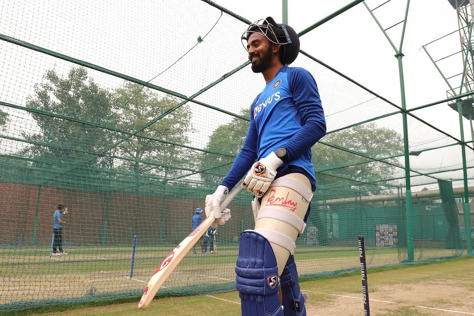 ಅಂತರಾಷ್ಟ್ರೀಯ ಟಿ-20 ಕ್ರಿಕೆಟ್ನಲ್ಲಿ ಈಗಾಗಲೇ 974 ರನ್ ಗಳಿಸಿರುವ ಕೆಎಲ್ ರಾಹುಲ್, 1,000 ರನ್ ಗಳಿಸಿದರೆ, ಸಾವಿರ ರನ್ ಹೊಡೆದ 7ನೇ ಭಾರತೀಯ ಬ್ಯಾಟ್ಸ್ಮನ್ ಆಗಿ ಹೊರಹೊಮ್ಮಲಿದ್ದಾರೆ. ಅಂತರಾಷ್ಟ್ರೀಯ ಟಿ-20 ಕ್ರಿಕೆಟ್ನಲ್ಲಿ ಈಗಾಗಲೇ 974 ರನ್ ಗಳಿಸಿರುವ ಕೆಎಲ್ ರಾಹುಲ್, 1,000 ರನ್ ಗಳಿಸಿದರೆ, ಸಾವಿರ ರನ್ ಹೊಡೆದ 7ನೇ ಭಾರತೀಯ ಬ್ಯಾಟ್ಸ್ಮನ್ ಆಗಿ ಹೊರಹೊಮ್ಮಲಿದ್ದಾರೆ.