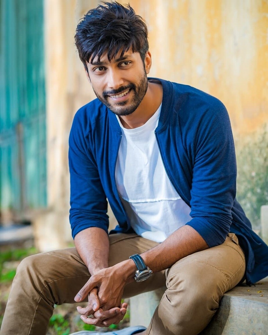 ಕಿರುತೆರೆಯಲ್ಲಿ ನಟನೆಯನ್ನು ಆರಂಭಿಸಿ ಬೆಳ್ಳಿತೆರೆಗೆ ಕಾಲಿಟ್ಟ ನಟ ರಿಷಿ ನಾಯಕನಾಗಿ ನಟಿಸಿದ ಮೊದಲ ಸಿನಿಮಾದಲ್ಲೇ ಸಿನಿಪ್ರೇಮಿಗಳ ಗಮನ ಸೆಳೆದವರು. ಕಿರುತೆರೆಯಲ್ಲಿ ನಟನೆಯನ್ನು ಆರಂಭಿಸಿ ಬೆಳ್ಳಿತೆರೆಗೆ ಕಾಲಿಟ್ಟ ನಟ ರಿಷಿ ನಾಯಕನಾಗಿ ನಟಿಸಿದ ಮೊದಲ ಸಿನಿಮಾದಲ್ಲೇ ಸಿನಿಪ್ರೇಮಿಗಳ ಗಮನ ಸೆಳೆದವರು.