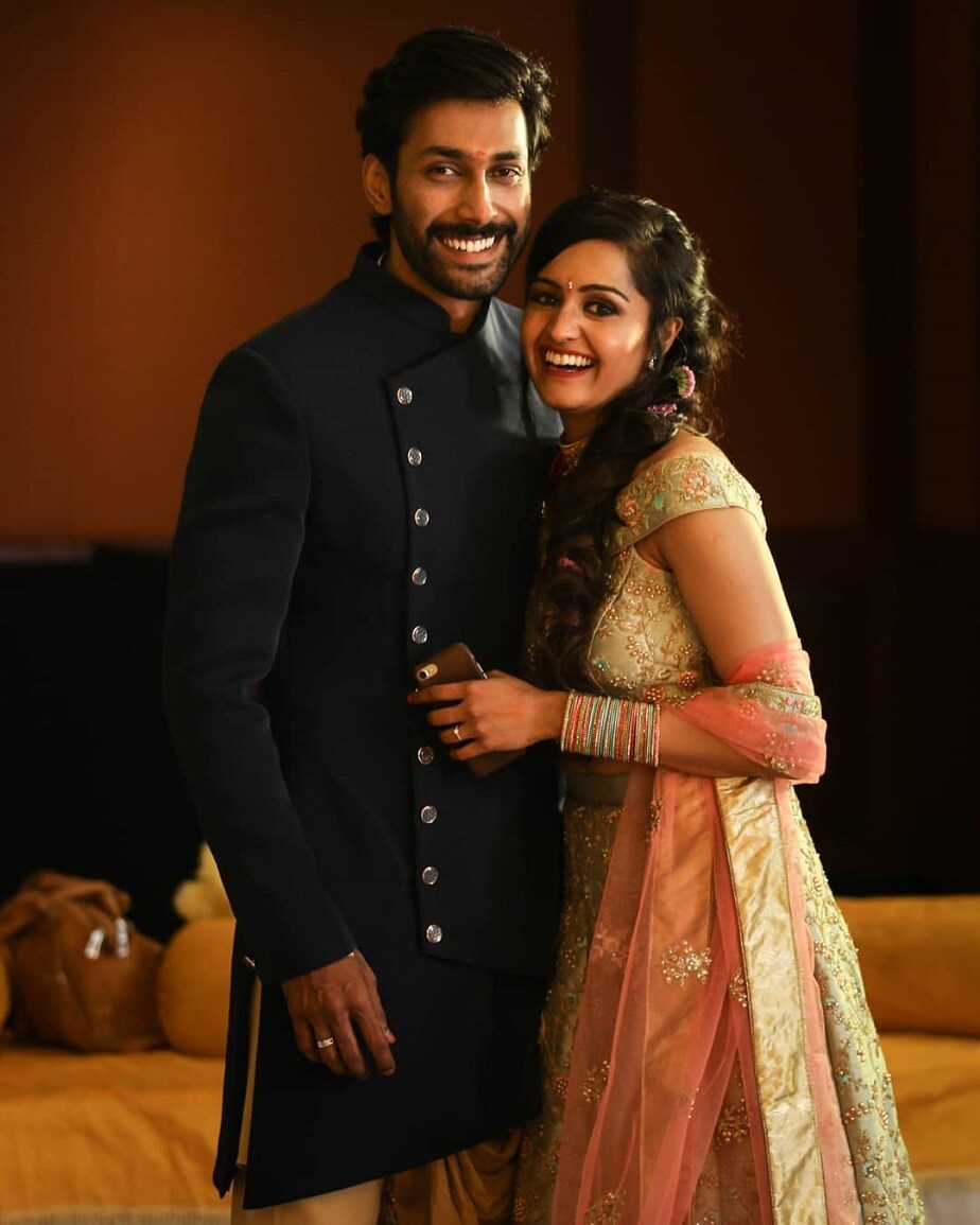 ಇದೇ ವರ್ಷ ಏಪ್ರಿಲ್ ತಿಂಗಳಲ್ಲಿ ಸ್ವಾತಿ ಎಂಬ ಬರಹಗಾರ್ತಿ ಜೊತೆಗೆ ಹೈದರಾಬಾದ್ನಲ್ಲಿ ರಿಷಿ ನಿಶ್ಚಿತಾರ್ಥ ನೆರವೇರಿತ್ತು. ಕೇವಲ ಆಪ್ತರು ಮತ್ತು ಕುಟುಂಬದವರ ಸಮ್ಮುಖದಲ್ಲಿ ಈ ಸಮಾರಂಭ ನಡೆದಿತ್ತು. ಇದೇ ವರ್ಷ ಏಪ್ರಿಲ್ ತಿಂಗಳಲ್ಲಿ ಸ್ವಾತಿ ಎಂಬ ಬರಹಗಾರ್ತಿ ಜೊತೆಗೆ ಹೈದರಾಬಾದ್ನಲ್ಲಿ ರಿಷಿ ನಿಶ್ಚಿತಾರ್ಥ ನೆರವೇರಿತ್ತು. ಕೇವಲ ಆಪ್ತರು ಮತ್ತು ಕುಟುಂಬದವರ ಸಮ್ಮುಖದಲ್ಲಿ ಈ ಸಮಾರಂಭ ನಡೆದಿತ್ತು.