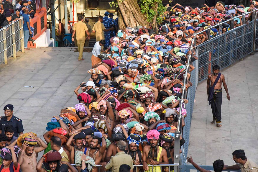 ಬಾರೀ ಪೊಲೀಸ್ ಬಿಗಿ ಭದ್ರತೆ ನಡುವೆಯೇ ವರ್ಷಕ್ಕೆ ಎರಡು ತಿಂಗಳ ತೀರ್ಥಯಾತ್ರೆಗಾಗಿ ಶಬರಿಮಲೆ ದೇಗುಲದ ಬಾಗಿಲನ್ನು ಶನಿವಾರ ತೆರೆಯಲಾಗಿದೆ. ಈ ಬೆನ್ನಲ್ಲೇ ಇಂದು ಶಬರಿಮಲೆ ದೇಗುಲಕ್ಕೆ ತೆರಳುತ್ತಿದ್ದ 12 ವರ್ಷದ ಬಾಲಕಿಯನ್ನು ಪೊಲೀಸರು ತಡೆದಿದ್ದಾರೆ. ಬಾಲಕಿಯ ವಯಸ್ಸು ಕ್ಯೂ ಬುಕ್ಕಿಂಗ್ನಲ್ಲಿ 10 ಎಂದು ತೋರಿಸುತ್ತಿದೆ. ಪೊಲೀಸರು ಪಂಬಾದಲ್ಲಿ ಹುಡುಗಿಯ ಗುರುತಿನ ಚೀಟಿ ಪರಿಶೀಲಿಸಿದ ಬಳಿಕ ಆಕೆ ಶಬರಿಮಲೆಗೆ ತೆರಳುವುದನ್ನು ತಡೆದಿದ್ದಾರೆ. ಕಳೆದ ವರ್ಷ ಸುಪ್ರೀಂ ಕೋರ್ಟ್ ಎಲ್ಲಾ ವಯಸ್ಸಿನ ಮಹಿಳೆಯರು ಅಯ್ಯಪ್ಪ ಸ್ವಾಮಿ ದೇಗುಲಕ್ಕೆ ತೆರಳಬಹುದು ಎಂದು ತೀರ್ಪು ನೀಡಿದ ಬಳಿಕ ಶಬರಿಮಲೆ ಪ್ರತಿಭಟನೆಯ ಕೇಂದ್ರವಾಗಿತ್ತು. ಬಾರೀ ಪೊಲೀಸ್ ಬಿಗಿ ಭದ್ರತೆ ನಡುವೆಯೇ ವರ್ಷಕ್ಕೆ ಎರಡು ತಿಂಗಳ ತೀರ್ಥಯಾತ್ರೆಗಾಗಿ ಶಬರಿಮಲೆ ದೇಗುಲದ ಬಾಗಿಲನ್ನು ಶನಿವಾರ ತೆರೆಯಲಾಗಿದೆ. ಈ ಬೆನ್ನಲ್ಲೇ ಇಂದು ಶಬರಿಮಲೆ ದೇಗುಲಕ್ಕೆ ತೆರಳುತ್ತಿದ್ದ 12 ವರ್ಷದ ಬಾಲಕಿಯನ್ನು ಪೊಲೀಸರು ತಡೆದಿದ್ದಾರೆ. ಬಾಲಕಿಯ ವಯಸ್ಸು ಕ್ಯೂ ಬುಕ್ಕಿಂಗ್ನಲ್ಲಿ 10 ಎಂದು ತೋರಿಸುತ್ತಿದೆ. ಪೊಲೀಸರು ಪಂಬಾದಲ್ಲಿ ಹುಡುಗಿಯ ಗುರುತಿನ ಚೀಟಿ ಪರಿಶೀಲಿಸಿದ ಬಳಿಕ ಆಕೆ ಶಬರಿಮಲೆಗೆ ತೆರಳುವುದನ್ನು ತಡೆದಿದ್ದಾರೆ. ಕಳೆದ ವರ್ಷ ಸುಪ್ರೀಂ ಕೋರ್ಟ್ ಎಲ್ಲಾ ವಯಸ್ಸಿನ ಮಹಿಳೆಯರು ಅಯ್ಯಪ್ಪ ಸ್ವಾಮಿ ದೇಗುಲಕ್ಕೆ ತೆರಳಬಹುದು ಎಂದು ತೀರ್ಪು ನೀಡಿದ ಬಳಿಕ ಶಬರಿಮಲೆ ಪ್ರತಿಭಟನೆಯ ಕೇಂದ್ರವಾಗಿತ್ತು.