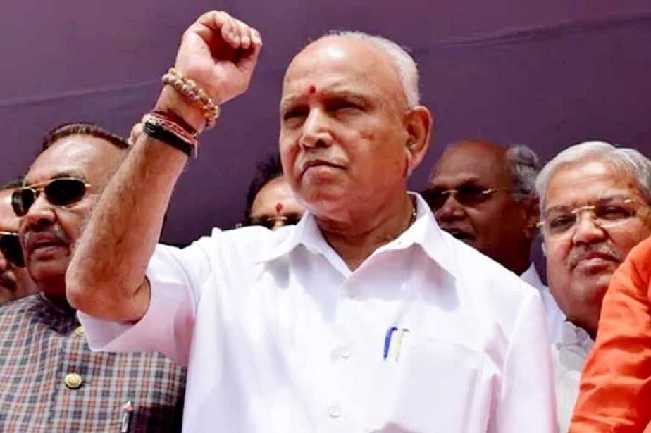 ಅನರ್ಹ ಶಾಸಕರ ಬೆಂಬಲದಿಂದ ಸರ್ಕಾರ ರಚಿಸಿರುವ ಬಿಜೆಪಿ ಪಾಳೆಯದಲ್ಲಿ ಈಗ ಬಹುಮತ ಭೀತಿ ಶುರುವಾಗಿದೆ. ಉಪಚುನಾವಣೆ ಫಲಿತಾಂಶ ವ್ಯತಿರಿಕ್ತವಾದರೆ ಸರ್ಕಾರ ಬೀಳುವ ಭಯ ಕಮಲಪಾಳೆಯದ ನಾಯಕರಲ್ಲಿ ಮೂಡಿದ್ದು, ಇದಕ್ಕಾಗಿ ಮತ್ತೊಂದು ಸುತ್ತಿನ ಆಪರೇಷನ್ ಕಮಲಕ್ಕೆ ನಾಯಕರು ಕೈ ಹಾಕಿದ್ದಾರೆ ಅನರ್ಹ ಶಾಸಕರ ಬೆಂಬಲದಿಂದ ಸರ್ಕಾರ ರಚಿಸಿರುವ ಬಿಜೆಪಿ ಪಾಳೆಯದಲ್ಲಿ ಈಗ ಬಹುಮತ ಭೀತಿ ಶುರುವಾಗಿದೆ. ಉಪಚುನಾವಣೆ ಫಲಿತಾಂಶ ವ್ಯತಿರಿಕ್ತವಾದರೆ ಸರ್ಕಾರ ಬೀಳುವ ಭಯ ಕಮಲಪಾಳೆಯದ ನಾಯಕರಲ್ಲಿ ಮೂಡಿದ್ದು, ಇದಕ್ಕಾಗಿ ಮತ್ತೊಂದು ಸುತ್ತಿನ ಆಪರೇಷನ್ ಕಮಲಕ್ಕೆ ನಾಯಕರು ಕೈ ಹಾಕಿದ್ದಾರೆ