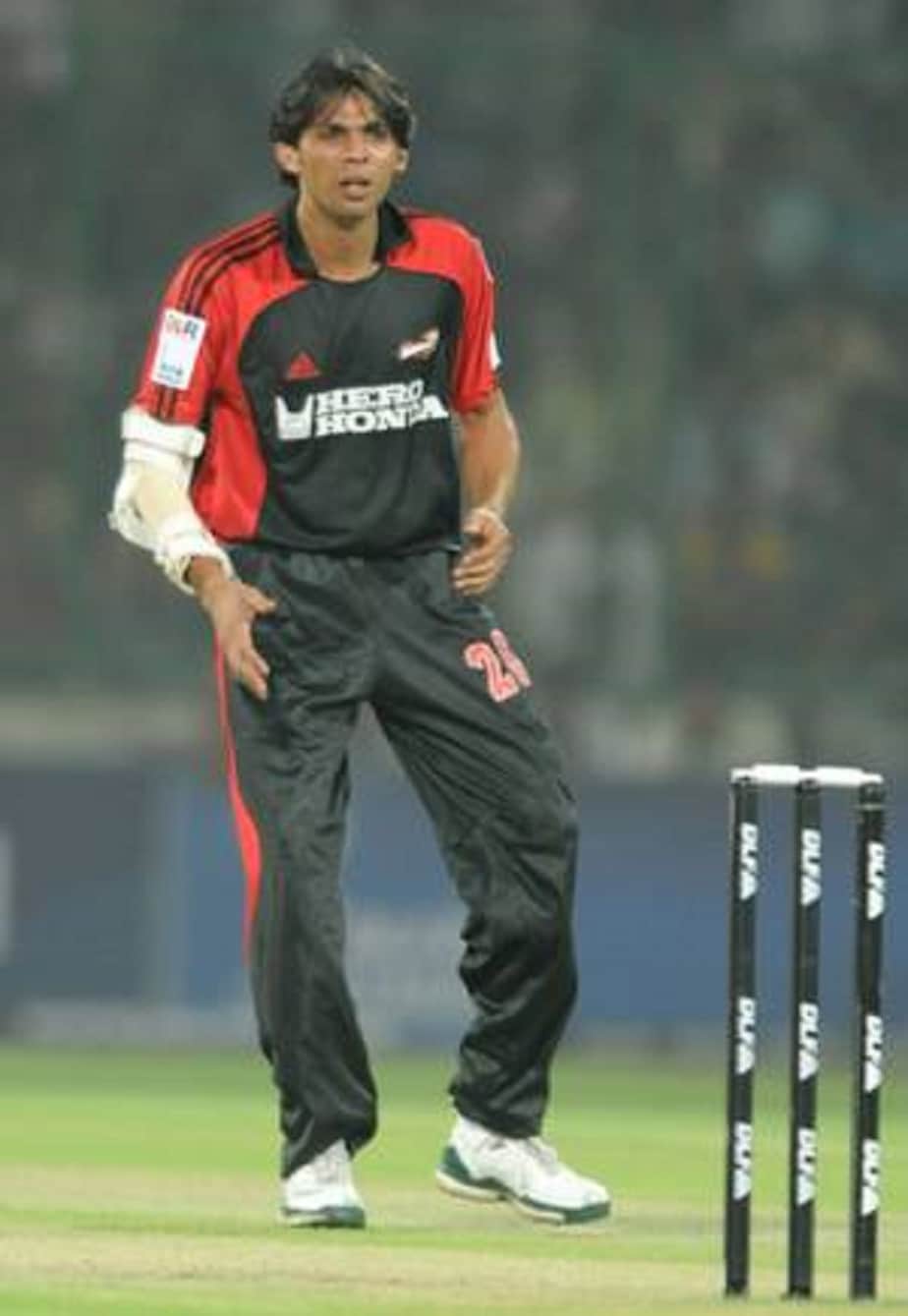  ಡೆಕ್ಕನ್ ಚಾರ್ಜರ್ಸ್ ವಿರುದ್ಧ 4 ಓವರ್‌ಗಳಲ್ಲಿ 9 ರನ್​ಗೆ  2 ವಿಕೆಟ್ ಕಬಳಿಸಿರುವುದೇ ಆಸಿಫ್​ರ ಶ್ರೇಷ್ಠ ಸಾಧನೆ. ಇದಾಗ್ಯೂ ಡೆಕ್ಕನ್ ಚಾರ್ಜಸ್ ವಿರುದ್ಧದ ಪಂದ್ಯದಲ್ಲಿ 4 ಓವರ್​ಗಳಲ್ಲಿ 51 ರನ್​ ಬಿಟ್ಟುಕೊಟ್ಟಿರುವ ಹೀನಾಯ ದಾಖಲೆ ಆಸಿಫ್ ಹೆಸರಿನಲ್ಲಿದೆ.