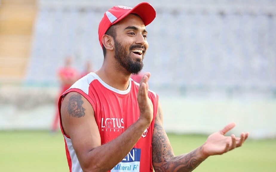  ಆರ್​ಸಿಬಿ-ಕಿಂಗ್ಸ್ ಇಲೆವೆನ್ ಪಂಜಾಬ್ ಪಂದ್ಯದಲ್ಲಿ ನಾಯಕ ರಾಹುಲ್ 132 ರನ್​ ಬಾರಿಸಿದ್ರೆ, ಕೊಹ್ಲಿ ಗಳಿಸಿದ್ದು ಕೇವಲ ಒಂದು ರನ್. ಅದು ಐಪಿಎಲ್​ ಪಂದ್ಯವೊಂದರ ನಾಯಕರಿಬ್ಬರ ಮೊತ್ತದ ಅತೀ ದೊಡ್ಡ ಅಂತರ (131 ರನ್​ಗಳ ಅಂತರ). ಈ ಹಿಂದೆ ಈ ದಾಖಲೆ ವಾರ್ನರ್ (126) ಹಾಗೂ ಗಂಭೀರ್ (11) ಹೆಸರಿನಲ್ಲಿತ್ತು. ಕೆಕೆಆರ್​ ಮಾಜಿ ನಾಯಕ ಹಾಗೂ ಎಸ್​ಆರ್​ಹೆಚ್​ ನಾಯಕನ ಅಂತರವಿದ್ದದ್ದು 115 ರನ್​ಗಳು. ಇದೀಗ ಈ ದಾಖಲೆ ರಾಹುಲ್ ಪಾಲಾಗಿದೆ.