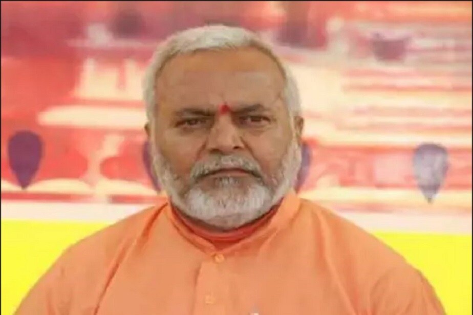 ಸುಲಿಗೆ ಮತ್ತು ಬ್ಲ್ಯಾಕ್ಮೇಲ್ ಆರೋಪದ ಮೇಲೆ ಎರಡು ತಿಂಗಳ ಹಿಂದೆ ಬಂಧಿತರಾಗಿದ್ದ ಉತ್ತರ ಪ್ರದೇಶದ ಕಾನೂನು ವಿದ್ಯಾರ್ಥಿನಿ ಜಾಮೀನು ಪಡೆದು ಬಿಡುಗೆಯಾಗಿದ್ಧಾರೆ. ಅಲಹಾಬಾದ್ ಉಚ್ಚ ನ್ಯಾಯಾಲಯವು ಈಕೆಗೆ ಬೇಲ್ ನೀಡಿ ಆದೇಶ ಹೊರಡಿಸಿದೆ. ವಿಶೇಷ ತನಿಖಾ ತಂಡವು ಸೆಪ್ಟೆಂಬರ್ ತಿಂಗಳಲ್ಲಿ ಈಕೆಯನ್ನು ಬಂಧಿಸಿತ್ತು. ಸುಲಿಗೆ ಮತ್ತು ಬ್ಲ್ಯಾಕ್ಮೇಲ್ ಆರೋಪದ ಮೇಲೆ ಎರಡು ತಿಂಗಳ ಹಿಂದೆ ಬಂಧಿತರಾಗಿದ್ದ ಉತ್ತರ ಪ್ರದೇಶದ ಕಾನೂನು ವಿದ್ಯಾರ್ಥಿನಿ ಜಾಮೀನು ಪಡೆದು ಬಿಡುಗೆಯಾಗಿದ್ಧಾರೆ. ಅಲಹಾಬಾದ್ ಉಚ್ಚ ನ್ಯಾಯಾಲಯವು ಈಕೆಗೆ ಬೇಲ್ ನೀಡಿ ಆದೇಶ ಹೊರಡಿಸಿದೆ. ವಿಶೇಷ ತನಿಖಾ ತಂಡವು ಸೆಪ್ಟೆಂಬರ್ ತಿಂಗಳಲ್ಲಿ ಈಕೆಯನ್ನು ಬಂಧಿಸಿತ್ತು.