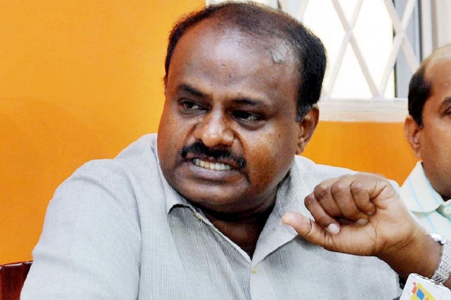 ನಾಳೆ 15 ಕ್ಷೇತ್ರಗಳಿಗೆ ಉಪಚುನಾವಣೆ ನಡೆಯುತ್ತಿದ್ದು, ಮೂರು ಪಕ್ಷಗಳು ಭರ್ಜರಿ ತಯಾರಿ ನಡೆಸಿಕೊಂಡಿವೆ. ಈ ನಡುವೆ ಅನರ್ಹ ಶಾಸಕರು ಮತ್ತು ಅವರ ಸಹಕಾರದಿಂದ ಸರ್ಕಾರ ರಚಿಸಿದ ಬಿಜೆಪಿ ವಿರುದ್ಧ ಮಾಜಿ ಸಿಎಂ ಎಚ್.ಡಿ.ಕುಮಾರಸ್ವಾಮಿ ಅವರು ಆರೋಪಪಟ್ಟಿಯನ್ನು ಪ್ರಕಟಿಸಿದ್ದಾರೆ. ನಾಳೆ 15 ಕ್ಷೇತ್ರಗಳಿಗೆ ಉಪಚುನಾವಣೆ ನಡೆಯುತ್ತಿದ್ದು, ಮೂರು ಪಕ್ಷಗಳು ಭರ್ಜರಿ ತಯಾರಿ ನಡೆಸಿಕೊಂಡಿವೆ. ಈ ನಡುವೆ ಅನರ್ಹ ಶಾಸಕರು ಮತ್ತು ಅವರ ಸಹಕಾರದಿಂದ ಸರ್ಕಾರ ರಚಿಸಿದ ಬಿಜೆಪಿ ವಿರುದ್ಧ ಮಾಜಿ ಸಿಎಂ ಎಚ್.ಡಿ.ಕುಮಾರಸ್ವಾಮಿ ಅವರು ಆರೋಪಪಟ್ಟಿಯನ್ನು ಪ್ರಕಟಿಸಿದ್ದಾರೆ.