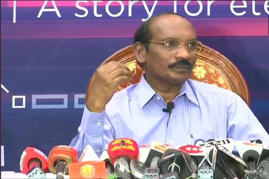ಚಂದ್ರನ ದಕ್ಷಿಣ ಮೇಲ್ಮೈ ಮೇಲೆ ಸಾಫ್ಟ್ ಲ್ಯಾಂಡಿಂಗ್ ಮಾಡುವ ವೇಳೆ ಸಂಪರ್ಕ ಕಡಿದುಕೊಂಡ ಚಂದ್ರಯಾನ-2 ವಿಕ್ರಂ ಲ್ಯಾಂಡರ್ ಪತನಗೊಂಡಿತ್ತು. ವಿಕ್ರಂ ಲ್ಯಾಂಡರ್ ಪತನಗೊಂಡ ಸ್ಥಳವನ್ನು ನಾಸಾ ಗುರುತಿಸಿದ ಒಂದು ದಿನದ ಬಳಿಕ ಈ ಬಗ್ಗೆ ಪ್ರತಿಕ್ರಿಯೆ ನೀಡಿರುವ ಇಸ್ರೋ ಅಧ್ಯಕ್ಷ ಕೆ.ಶಿವನ್ ಅವರು ವಿಕ್ರಂ ಲ್ಯಾಂಡರ್ ಅನ್ನು ನಮ್ಮ ಸ್ವಂತ ಆರ್ಬಿಟರ್ ಇದಕ್ಕೂ ಮುನ್ನವೇ ಪತ್ತೆಮಾಡಿತ್ತು. ಮತ್ತು ಅದನ್ನು ನಾವು ನಮ್ಮ ವೆಬ್ಸೈಟ್ನಲ್ಲೂ ಕೂಡ ನಾವು ಪ್ರಕಟಿಸಿದ್ದೆವು ಎಂದು ತಿಳಿಸಿದ್ದಾರೆ. ಚಂದ್ರನ ದಕ್ಷಿಣ ಮೇಲ್ಮೈ ಮೇಲೆ ಸಾಫ್ಟ್ ಲ್ಯಾಂಡಿಂಗ್ ಮಾಡುವ ವೇಳೆ ಸಂಪರ್ಕ ಕಡಿದುಕೊಂಡ ಚಂದ್ರಯಾನ-2 ವಿಕ್ರಂ ಲ್ಯಾಂಡರ್ ಪತನಗೊಂಡಿತ್ತು. ವಿಕ್ರಂ ಲ್ಯಾಂಡರ್ ಪತನಗೊಂಡ ಸ್ಥಳವನ್ನು ನಾಸಾ ಗುರುತಿಸಿದ ಒಂದು ದಿನದ ಬಳಿಕ ಈ ಬಗ್ಗೆ ಪ್ರತಿಕ್ರಿಯೆ ನೀಡಿರುವ ಇಸ್ರೋ ಅಧ್ಯಕ್ಷ ಕೆ.ಶಿವನ್ ಅವರು ವಿಕ್ರಂ ಲ್ಯಾಂಡರ್ ಅನ್ನು ನಮ್ಮ ಸ್ವಂತ ಆರ್ಬಿಟರ್ ಇದಕ್ಕೂ ಮುನ್ನವೇ ಪತ್ತೆಮಾಡಿತ್ತು. ಮತ್ತು ಅದನ್ನು ನಾವು ನಮ್ಮ ವೆಬ್ಸೈಟ್ನಲ್ಲೂ ಕೂಡ ನಾವು ಪ್ರಕಟಿಸಿದ್ದೆವು ಎಂದು ತಿಳಿಸಿದ್ದಾರೆ.