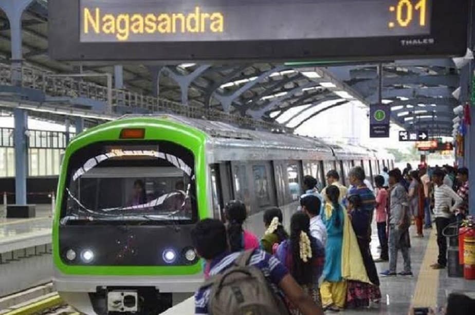 ಗ್ರೀನ್ಲೈನ್ ಮೆಟ್ರೋ ಬಳಕೆದಾರರಿಗೆ ಬಿಎಂಆರ್ಸಿಎಲ್ ಸಿಹಿ ಸುದ್ದಿ ನೀಡಿದೆ. ಈ ಭಾಗದಲ್ಲಿ ಮೂರು ಕೋಚುಗಳ ರೈಲು ಹೆಚ್ಚಾಗಿ ಓಡಾಟ ನಡೆಸುತ್ತಿದ್ದವು. ಆದರೆ, ಈಗ ಮೂರು ಕೋಚುಗಳ ಎರಡು ರೈಲನ್ನು ಆರು ಕೋಚುಗಳನ್ನಾಗಿ ಬದಲಾಯಿಸಲಾಗಿದೆ. ಹೀಗಾಗಿ ಈ ಮಾರ್ಗದಲ್ಲಿ ಓಡಾಟ ನಡೆಸುವ ಆರು ಕೋಚು ರೈಲುಗಳ ಸಂಖ್ಯೆ ಎಂಟಕ್ಕೆ ಏರಿಕೆ ಆಗಿದೆ. ನೇರಳೆ ಬಣ್ಣದ ಲೈನ್ನಲ್ಲಿ ಎಲ್ಲ ಟ್ರೈನ್ಗಳು ಆರು ಕೋಚುಗಳನ್ನು ಹೊಂದಿವೆ. ಹೀಗಾಗಿ ಈ ಭಾಗದಲ್ಲಿ ಸಂಚಾರ ಸ್ವಲ್ಪ ಸುಲಭ. ಆದರೆ, ಹಸಿರು ಮಾರ್ಗದಲ್ಲಿ ಮೂರು ಕೋಚುಗಳ ರೈಲುಗಳು ಹೆಚ್ಚಾಗಿ ಓಡಾಟ ನಡೆಸುತ್ತಿದ್ದವು. ಇದರಿಂದ, ಬೆಳಗ್ಗೆ ಕಚೇರಿಗೆ ತೆರಳುವವರು ಹಾಗೂ ಸಂಜೆ ಕಚೇರಿಯಿಂದ ಬರುವವರು ತೀವ್ರ ತೊಂದರೆ ಅನುಭವಿಸುತ್ತಿದ್ದರು. ಈ ಬಗ್ಗೆ ಅನೇಕರು ದೂರು ಕೂಡ ನೀಡಿದ್ದರು. ಗ್ರೀನ್ಲೈನ್ ಮೆಟ್ರೋ ಬಳಕೆದಾರರಿಗೆ ಬಿಎಂಆರ್ಸಿಎಲ್ ಸಿಹಿ ಸುದ್ದಿ ನೀಡಿದೆ. ಈ ಭಾಗದಲ್ಲಿ ಮೂರು ಕೋಚುಗಳ ರೈಲು ಹೆಚ್ಚಾಗಿ ಓಡಾಟ ನಡೆಸುತ್ತಿದ್ದವು. ಆದರೆ, ಈಗ ಮೂರು ಕೋಚುಗಳ ಎರಡು ರೈಲನ್ನು ಆರು ಕೋಚುಗಳನ್ನಾಗಿ ಬದಲಾಯಿಸಲಾಗಿದೆ. ಹೀಗಾಗಿ ಈ ಮಾರ್ಗದಲ್ಲಿ ಓಡಾಟ ನಡೆಸುವ ಆರು ಕೋಚು ರೈಲುಗಳ ಸಂಖ್ಯೆ ಎಂಟಕ್ಕೆ ಏರಿಕೆ ಆಗಿದೆ. ನೇರಳೆ ಬಣ್ಣದ ಲೈನ್ನಲ್ಲಿ ಎಲ್ಲ ಟ್ರೈನ್ಗಳು ಆರು ಕೋಚುಗಳನ್ನು ಹೊಂದಿವೆ. ಹೀಗಾಗಿ ಈ ಭಾಗದಲ್ಲಿ ಸಂಚಾರ ಸ್ವಲ್ಪ ಸುಲಭ. ಆದರೆ, ಹಸಿರು ಮಾರ್ಗದಲ್ಲಿ ಮೂರು ಕೋಚುಗಳ ರೈಲುಗಳು ಹೆಚ್ಚಾಗಿ ಓಡಾಟ ನಡೆಸುತ್ತಿದ್ದವು. ಇದರಿಂದ, ಬೆಳಗ್ಗೆ ಕಚೇರಿಗೆ ತೆರಳುವವರು ಹಾಗೂ ಸಂಜೆ ಕಚೇರಿಯಿಂದ ಬರುವವರು ತೀವ್ರ ತೊಂದರೆ ಅನುಭವಿಸುತ್ತಿದ್ದರು. ಈ ಬಗ್ಗೆ ಅನೇಕರು ದೂರು ಕೂಡ ನೀಡಿದ್ದರು.