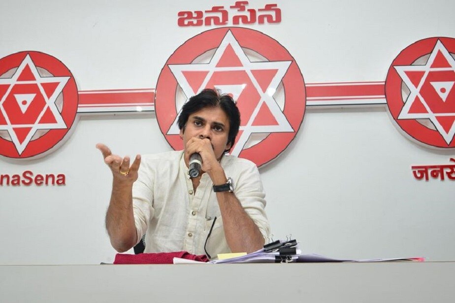ಅತ್ಯಾಚಾರಿಗಳಿಗೆ ಮರಣದಂಡನೆ ಬದಲು ಸಿಂಗಾಪುರ ಮಾದರಿಯಲ್ಲಿ ಶಿಕ್ಷೆಯಾಗಲಿ ಎಂದು ನಟ ಮತ್ತು ಜನಸೇನಾ ಅಧ್ಯಕ್ಷ ಪವನ್ ಕಲ್ಯಾಣ್ ಅಭಿಪ್ರಾಯಪಟ್ಟಿದ್ದಾರೆ. ಪ್ರಿಯಾಂಕಾ ರೆಡ್ಡಿ ಕೊಲೆ ಪ್ರಕರಣದಲ್ಲಿ ಅತ್ಯಾಚಾರಿಗಳಿಗೆ ಮರಣದಂಡನೆ ವಿಧಿಸಬೇಕೆಂದು ಒತ್ತಾಯಿಸಲಾಗುತ್ತಿದೆ. ಈ ವಿಚಾರಕ್ಕೆ ನನ್ನ ಸಹಮತ ಇಲ್ಲ ಎಂದು ಪವನ್ ಕಲ್ಯಾಣ್ ಹೇಳಿದ್ಧಾರೆ. ಅತ್ಯಾಚಾರಿಗಳಿಗೆ ಮರಣದಂಡನೆ ಬದಲು ಸಿಂಗಾಪುರ ಮಾದರಿಯಲ್ಲಿ ಶಿಕ್ಷೆಯಾಗಲಿ ಎಂದು ನಟ ಮತ್ತು ಜನಸೇನಾ ಅಧ್ಯಕ್ಷ ಪವನ್ ಕಲ್ಯಾಣ್ ಅಭಿಪ್ರಾಯಪಟ್ಟಿದ್ದಾರೆ. ಪ್ರಿಯಾಂಕಾ ರೆಡ್ಡಿ ಕೊಲೆ ಪ್ರಕರಣದಲ್ಲಿ ಅತ್ಯಾಚಾರಿಗಳಿಗೆ ಮರಣದಂಡನೆ ವಿಧಿಸಬೇಕೆಂದು ಒತ್ತಾಯಿಸಲಾಗುತ್ತಿದೆ. ಈ ವಿಚಾರಕ್ಕೆ ನನ್ನ ಸಹಮತ ಇಲ್ಲ ಎಂದು ಪವನ್ ಕಲ್ಯಾಣ್ ಹೇಳಿದ್ಧಾರೆ.