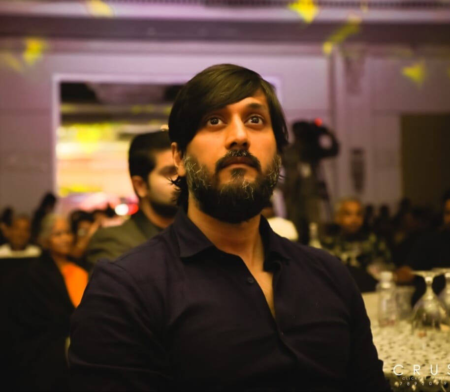 ಬಿರುಗಾಳಿ, ಸೂರ್ಯಕಾಂತಿ, ಮೈನಾ ಚಿತ್ರಗಳ ಮೂಲಕ ಹೆಂಗಳೆಯರ ಹಾಟ್ ಫೇವರೇಟ್ ಎನಿಸಿಕೊಂಡಿದ್ದ ಚೇತನ್ ಮುಂದಿನ ತಿಂಗಳಲ್ಲಿ ದಾಂಪತ್ಯ ಜೀವನಕ್ಕೆ ಕಾಲಿಡಲಿದ್ದಾರೆ. ಬಿರುಗಾಳಿ, ಸೂರ್ಯಕಾಂತಿ, ಮೈನಾ ಚಿತ್ರಗಳ ಮೂಲಕ ಹೆಂಗಳೆಯರ ಹಾಟ್ ಫೇವರೇಟ್ ಎನಿಸಿಕೊಂಡಿದ್ದ ಚೇತನ್ ಮುಂದಿನ ತಿಂಗಳಲ್ಲಿ ದಾಂಪತ್ಯ ಜೀವನಕ್ಕೆ ಕಾಲಿಡಲಿದ್ದಾರೆ.
