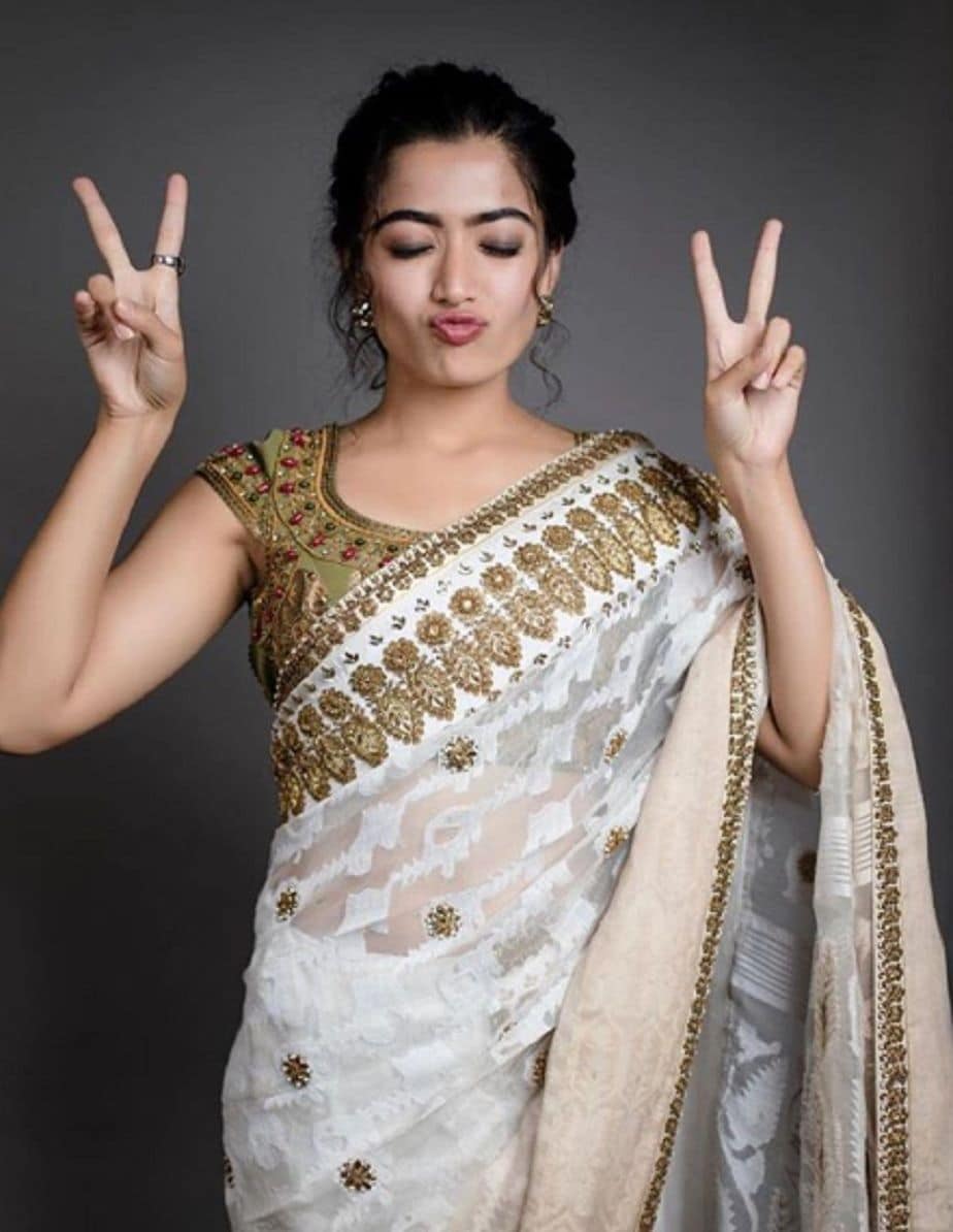 ರಶ್ಮಿಕಾ ಮಂದಣ್ಣ ಸಿನಿಮಾಗಳಿಗೆ ಸಹಿ ಹಾಕಿರುವ ದಾಖಲೆ ಪತ್ರಗಳನ್ನು ಐಟಿ ಅಧಿಕಾರಿಗಳು ವಶಕ್ಕೆ ಪಡೆದುಕೊಂಡಿದ್ದಾರೆ ಎನ್ನಲಾಗಿದೆ. ರಶ್ಮಿಕಾ ಮಂದಣ್ಣ ಸಿನಿಮಾಗಳಿಗೆ ಸಹಿ ಹಾಕಿರುವ ದಾಖಲೆ ಪತ್ರಗಳನ್ನು ಐಟಿ ಅಧಿಕಾರಿಗಳು ವಶಕ್ಕೆ ಪಡೆದುಕೊಂಡಿದ್ದಾರೆ ಎನ್ನಲಾಗಿದೆ.