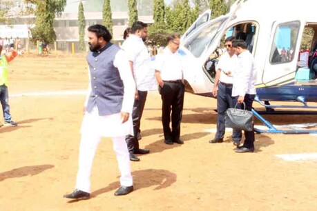 15 ಲಕ್ಷ ರೂ. ವ್ಯಯಿಸಿ ಖಾಸಗಿ ಕಾರ್ಯಕ್ರಮಕ್ಕೆ ಪ್ರತ್ಯೇಕ ಹೆಲಿಕಾಪ್ಟರ್ಗಳಲ್ಲಿ ಬಂದ ಇಬ್ಬರು ಸಚಿವರು! 15 ಲಕ್ಷ ರೂ. ವ್ಯಯಿಸಿ ಖಾಸಗಿ ಕಾರ್ಯಕ್ರಮಕ್ಕೆ ಪ್ರತ್ಯೇಕ ಹೆಲಿಕಾಪ್ಟರ್ಗಳಲ್ಲಿ ಬಂದ ಇಬ್ಬರು ಸಚಿವರು!