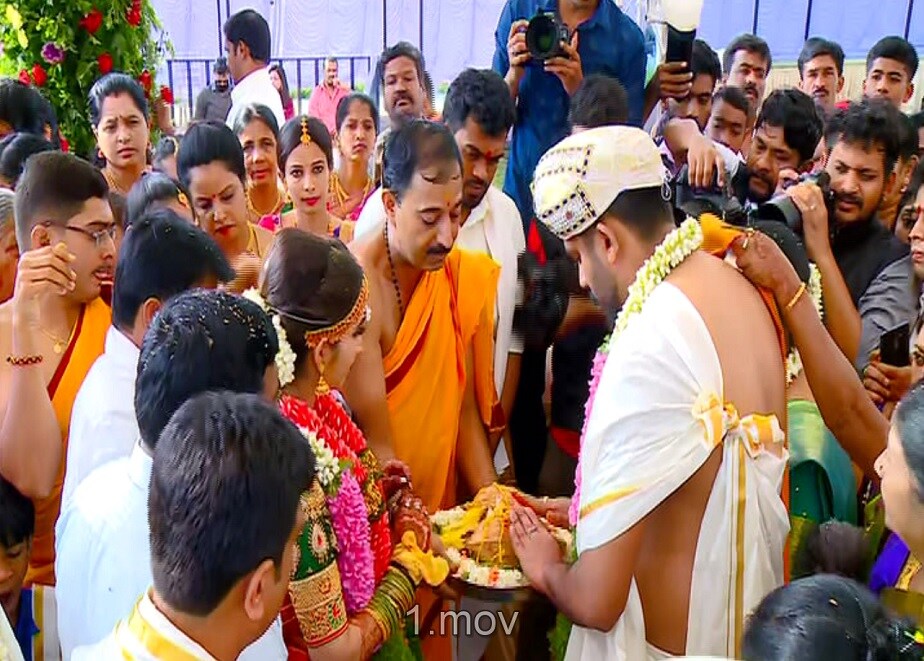 ಕಲ್ಯಾಣ ಮಂಟಪದ ಹೊರ ಆವರಣದಲ್ಲಿ ವಿಶೇಷವಾಗಿ ಸಿದ್ಧಪಡಿಸಲಾಗಿದ್ದ ಹೂವಿನ ಮಂಟಪದಲ್ಲಿ ಚಂದನ್ ನಿವೇದಿತಾರಿಗೆ ಮಾಂಗಲ್ಯ ಧಾರಣೆ ಮಾಡಿದರು. ಕಲ್ಯಾಣ ಮಂಟಪದ ಹೊರ ಆವರಣದಲ್ಲಿ ವಿಶೇಷವಾಗಿ ಸಿದ್ಧಪಡಿಸಲಾಗಿದ್ದ ಹೂವಿನ ಮಂಟಪದಲ್ಲಿ ಚಂದನ್ ನಿವೇದಿತಾರಿಗೆ ಮಾಂಗಲ್ಯ ಧಾರಣೆ ಮಾಡಿದರು.