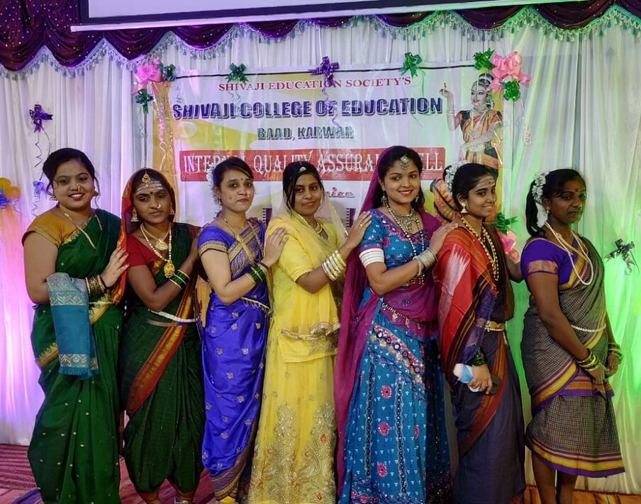  ಉತ್ತರ ಕನ್ನಡ ಜಿಲ್ಲೆಯ ಕಾರವಾರ ಗೋವಾ ಗಡಿ ಭಾಗದ ಬಾಡ ಶಿವಾಜಿ ಬಿಎಡ್ ಶಿಕ್ಷಣ ಸಂಸ್ಥೆಯ ಕಾಲೇಜಿನಲ್ಲಿ ನಡೆದ ಸಾಂಪ್ರದಾಯಿಕ ಫೆಸ್ಟ್ ನಲ್ಲಿ ವಿದ್ಯಾರ್ಥಿಗಳು ಭಾರತೀಯ ಸಂಸ್ಕೃತಿ ಬಿಂಬಿಸುವ ಸಾಡಿ ಪಂಜೆ ತೊಟ್ಟ ವಿದ್ಯಾರ್ಥಿಗಳು ಕಳೆದುಹೋದ ದಿನಗಳನ್ನ ನೆನಪಿಸಿದರು.