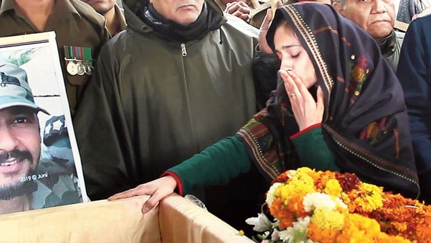 Love Story of Indian Sodier Pulwama attack after Major Vibhuti shankar Dhoundiyal Death his Wife Nitika Kaul joined Army