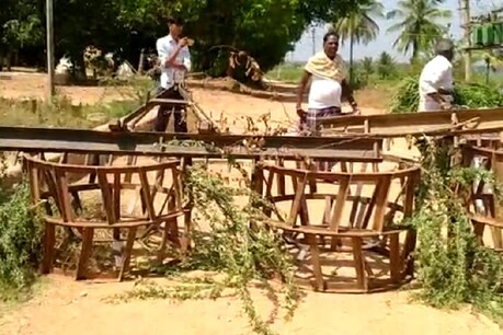 ದಾವಣಗೆರೆಯಲ್ಲಿ ಕೊರೋನಾ ಭೀತಿ ಹಿನ್ನೆಲೆ ಹಲವು ಗ್ರಾಮಗಳ ಸಂಪರ್ಕ ಬಂದ್...! ದಾವಣಗೆರೆಯಲ್ಲಿ ಕೊರೋನಾ ಭೀತಿ ಹಿನ್ನೆಲೆ ಹಲವು ಗ್ರಾಮಗಳ ಸಂಪರ್ಕ ಬಂದ್...!