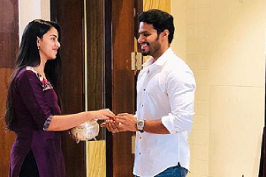 ನಿಖಿಲ್ ಕುಮಾರಸ್ವಾಮಿ ಹಾಗೂ ರೇವತಿ ಎಲ್ಲ ಸರಿಯಾಗಿ ಇದ್ದಿದ್ದರೆ ಮುಂದಿನ ತಿಂಗಳು 17ಕ್ಕೆ ದಾಂಪತ್ಯ ಜೀವನಕ್ಕೆ ಕಾಲಿಡಬೇಕಿತ್ತು.