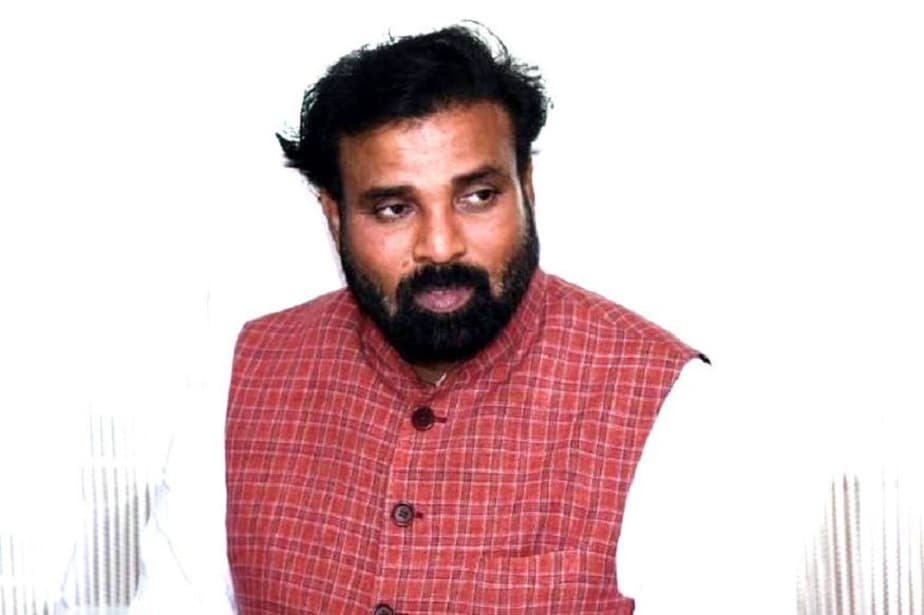 ಹೊರ ದೇಶಗಳಿಂದ ಬರುತ್ತಿರುವವರಲ್ಲಿ ಈ ಸೋಂಕಿನ ಲಕ್ಷಣ ಕಂಡು ಬರುತ್ತಿರುವ ಹಿನ್ನೆಲೆ ಎಲ್ಲಾ ವಿದೇಶಿ ಪ್ರವಾಸಿಗರ ಮೇಲೆ ನಿಗಾ ಇಡಲಾಗಿದೆ. ಪ್ರತಿದಿನ 3 ಸಾವಿರ ಜನರನ್ನು ಸ್ಕ್ರೀನಿಂಗ್ ಮಾಡಲಾಗುತ್ತಿದೆ. ವಿದೇಶದಿಂದ ಮರಳಿದ ಬಳಿಕ ಎಲ್ಲರನ್ನೂ ಐಸೊಲೇಷನ್ ವಾರ್ಡ್ನಲ್ಲಿರಿಸಿ ತಪಾಸಣೆ ನಡೆಸಲಾಗುವುದು ಹೊರ ದೇಶಗಳಿಂದ ಬರುತ್ತಿರುವವರಲ್ಲಿ ಈ ಸೋಂಕಿನ ಲಕ್ಷಣ ಕಂಡು ಬರುತ್ತಿರುವ ಹಿನ್ನೆಲೆ ಎಲ್ಲಾ ವಿದೇಶಿ ಪ್ರವಾಸಿಗರ ಮೇಲೆ ನಿಗಾ ಇಡಲಾಗಿದೆ. ಪ್ರತಿದಿನ 3 ಸಾವಿರ ಜನರನ್ನು ಸ್ಕ್ರೀನಿಂಗ್ ಮಾಡಲಾಗುತ್ತಿದೆ. ವಿದೇಶದಿಂದ ಮರಳಿದ ಬಳಿಕ ಎಲ್ಲರನ್ನೂ ಐಸೊಲೇಷನ್ ವಾರ್ಡ್ನಲ್ಲಿರಿಸಿ ತಪಾಸಣೆ ನಡೆಸಲಾಗುವುದು