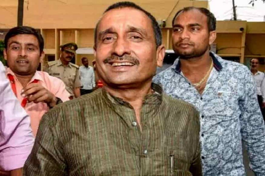 ನಿರ್ಭಯಾ ಅತ್ಯಾಚಾರ ಪ್ರಕರಣದ ಬಳಿಕ ಉನ್ನಾವೋ ಯುವತಿಯ ಮೇಲೆ ನಡೆದ ಅತ್ಯಾಚಾರ ಪ್ರಕರಣ ಇಡೀ ದೇಶವನ್ನೇ ಬೆಚ್ಚಿ ಬೀಳಿಸಿತ್ತು. ಈ ಕೇಸಿನ ಪ್ರಮುಖ ಆರೋಪಿಯಾಗಿದ್ದ ಉತ್ತರ ಪ್ರದೇಶದ ಉಚ್ಛಾಟಿತ ಬಿಜೆಪಿಯ ಶಾಸಕ ಕುಲದೀಪ್ ಸಿಂಗ್ ಸೆಂಗಾರ್ ಅವರಿಗೆ 10 ವರ್ಷ ಜೈಲು ಶಿಕ್ಷೆ ವಿಧಿಸಲಾಗಿದೆ. ನಿರ್ಭಯಾ ಅತ್ಯಾಚಾರ ಪ್ರಕರಣದ ಬಳಿಕ ಉನ್ನಾವೋ ಯುವತಿಯ ಮೇಲೆ ನಡೆದ ಅತ್ಯಾಚಾರ ಪ್ರಕರಣ ಇಡೀ ದೇಶವನ್ನೇ ಬೆಚ್ಚಿ ಬೀಳಿಸಿತ್ತು. ಈ ಕೇಸಿನ ಪ್ರಮುಖ ಆರೋಪಿಯಾಗಿದ್ದ ಉತ್ತರ ಪ್ರದೇಶದ ಉಚ್ಛಾಟಿತ ಬಿಜೆಪಿಯ ಶಾಸಕ ಕುಲದೀಪ್ ಸಿಂಗ್ ಸೆಂಗಾರ್ ಅವರಿಗೆ 10 ವರ್ಷ ಜೈಲು ಶಿಕ್ಷೆ ವಿಧಿಸಲಾಗಿದೆ.