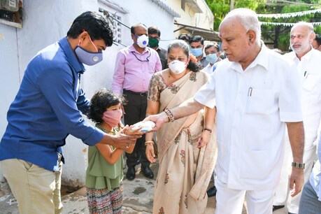 ಹೇಳೋದೊಂದು ಮಾಡೋದೊಂದು: ಸಾಮಾಜಿಕ ಅಂತರ, ಮಾಸ್ಕ್ ಇಲ್ಲದೇ ಬೀದಿ ಸುತ್ತಿದ ಸಿಎಂ ಅಂಡ್ ಟೀಮ್ ಹೇಳೋದೊಂದು ಮಾಡೋದೊಂದು: ಸಾಮಾಜಿಕ ಅಂತರ, ಮಾಸ್ಕ್ ಇಲ್ಲದೇ ಬೀದಿ ಸುತ್ತಿದ ಸಿಎಂ ಅಂಡ್ ಟೀಮ್