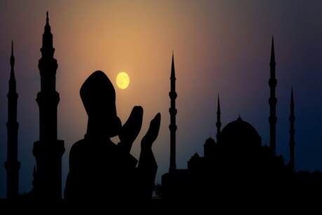 Ramadan: ಪವಿತ್ರ ರಂಜಾನ್; ನಾಳೆ ಮಾತ್ರ ಕರಾವಳಿಯಲ್ಲಿ, ಉಳಿದೆಡೆ ಸೋಮವಾರವೇ ಈದ್ ಉಲ್ ಫಿತ್ರ್ ಆಚರಣೆ Ramadan: ಪವಿತ್ರ ರಂಜಾನ್; ನಾಳೆ ಮಾತ್ರ ಕರಾವಳಿಯಲ್ಲಿ, ಉಳಿದೆಡೆ ಸೋಮವಾರವೇ ಈದ್ ಉಲ್ ಫಿತ್ರ್ ಆಚರಣೆ