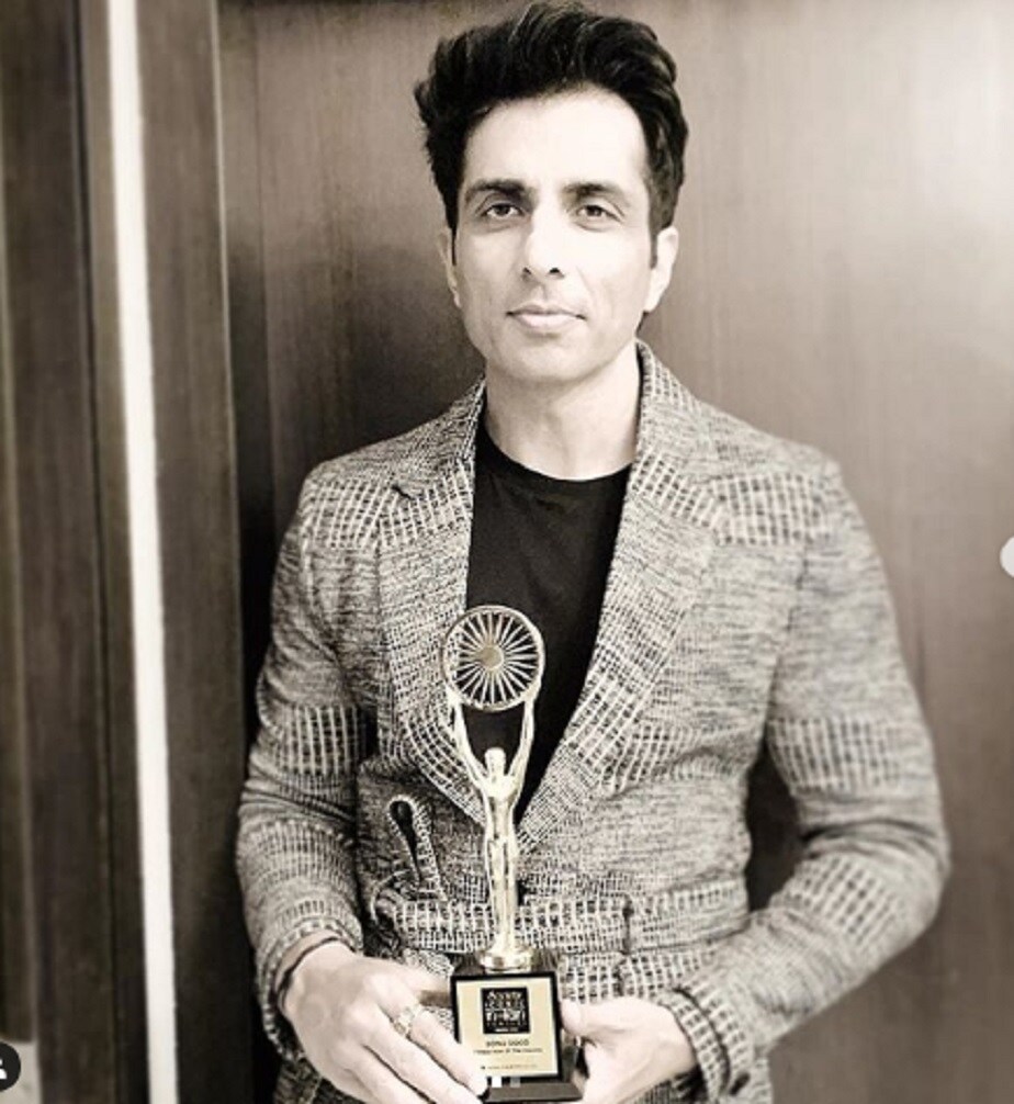 covid 19 sonu sood provides meals to 25000 migrant workers during Ramadan