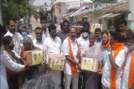 ಅರಸೀಕೆರೆಯಲ್ಲಿ ಬಡವರಿಗೆ 30 ಸಾವಿರ ಫುಡ್ ಕಿಟ್ ವಿತರಿಸಿದ ಬೆಂಗಳೂರು ಜಿಪಂ ಅಧ್ಯಕ್ಷ ಮರಿಸ್ವಾಮಿ ಅರಸೀಕೆರೆಯಲ್ಲಿ ಬಡವರಿಗೆ 30 ಸಾವಿರ ಫುಡ್ ಕಿಟ್ ವಿತರಿಸಿದ ಬೆಂಗಳೂರು ಜಿಪಂ ಅಧ್ಯಕ್ಷ ಮರಿಸ್ವಾಮಿ