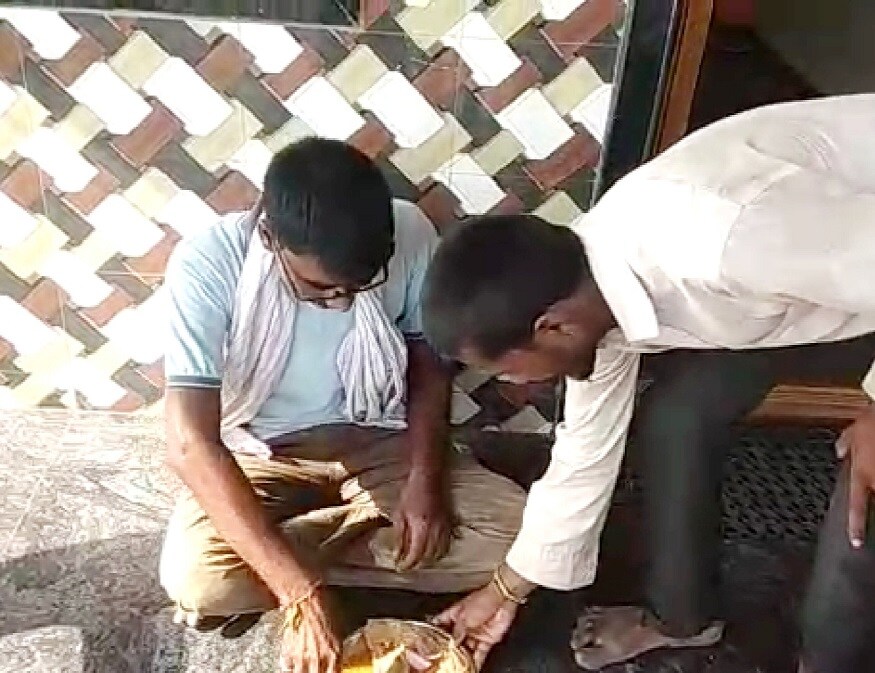 Bagalkot Farmers Feeding Food to Bihar Migrant Labor