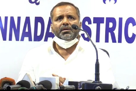 ದಕ್ಷಿಣ ಕನ್ನಡ ಜಿಲ್ಲಾಧಿಕಾರಿ ಸಿಂಧೂ ಬಿ ರೂಪೇಶ್ ವರ್ಗಾವಣೆ ವಿಚಾರ; ಸರ್ಕಾರದ ವಿರುದ್ಧ ಯುಟಿ ಖಾದರ್ ಕಿಡಿ ದಕ್ಷಿಣ ಕನ್ನಡ ಜಿಲ್ಲಾಧಿಕಾರಿ ಸಿಂಧೂ ಬಿ ರೂಪೇಶ್ ವರ್ಗಾವಣೆ ವಿಚಾರ; ಸರ್ಕಾರದ ವಿರುದ್ಧ ಯುಟಿ ಖಾದರ್ ಕಿಡಿ