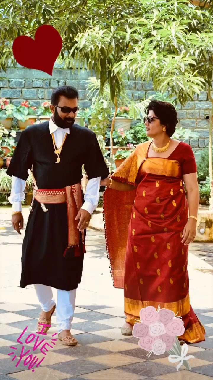 ಈ ಸಲ ಅಪ್ಪ-ಅಮ್ಮನ ವಾರ್ಷಿಕೋತ್ಸವವನ್ನು ಮನೆಯಲ್ಲಿ ಸಿಂಪಲ್ ಆಗಿ ಆಚರಿಸಿದ್ದಾರೆ.