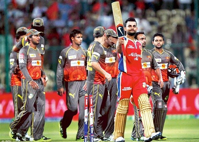  ತಮ್ಮ ಸ್ಪೋಟಕ ಬ್ಯಾಟಿಂಗ್ ಮೂಲಕ ಎದುರಾಳಿ ಬೌಲರ್​ಗಳಿಗೆ ನಡುಕ ಹುಟ್ಟಿಸಿ ಐಪಿಎಲ್​ನಲ್ಲಿ ಅತ್ಯಧಿಕ ರನ್ ಬಾರಿಸಿದ ಆಟಗಾರರಾಗಿ ಗುರುತಿಸಿಕೊಂಡಿದ್ದಾರೆ. ಹೀಗೆ ಕಳೆದ  12 ಸೀಸನ್​ಗಳಿಂದ ರನ್ ಮಳೆ ಸುರಿಸಿ 5 ಸಾವಿರಕ್ಕಿಂತ ಹೆಚ್ಚು ರನ್ ಬಾರಿಸಿರುವುದು ಇಬ್ಬರು ಬ್ಯಾಟ್ಸ್​ಮನ್​. ಈ ಬಾರಿ ಈ ಎಲೈಟ್ ಗ್ರೂಪ್ ರೋಹಿತ್ ಶರ್ಮಾ ಎಂಟ್ರಿ ಕೊಟ್ಟಿದ್ದಾರೆ.