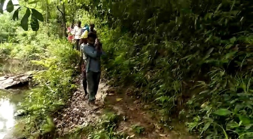 because of No Road Facility Chikmagalur Kalasa People Carried Dead Body in Shoulder.