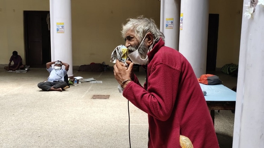 Mysuru Lockdown: because of Corona Lockdown Uttar Pradesh Man who Begging in Mysore returned back to his Home.