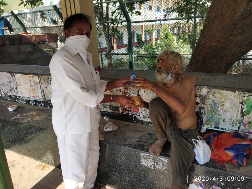 Mysuru Lockdown: because of Corona Lockdown Uttar Pradesh Man who Begging in Mysore returned back to his Home.