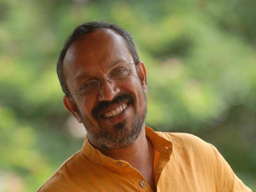  ಈ ಟ್ವೀಟ್ ಕಾಣಿಸುತ್ತಿದ್ದಂತೆ ನಿರ್ದೇಶಕ/ನಿರ್ಮಾಪಕ ಬಿ ಸುರೇಶ್ ಅವರು ಅಭಿನಯ ಚತುರನ ಕಾಲೆಳೆಯುವ ಪ್ರಯತ್ನ ಮಾಡಿದ್ದಾರೆ. ಕಲಾವಿದ ಅಂದ್‌ಮ್ಯಾಲೆ ಪ್ರತಿದಿನ ಉಟ್ದಬ್ಬ ಮಾಡ್ಕಂಬೇಕು ಕಣಪ್ಪೋ...! ಪ್ರತೀ ಪಾತ್ರುಕ್ ಬಣ್ಣ ಆಕ್ಕಣದೆ ಉಟ್ದಬ್ಬ...! ಇವತ್ಗೊಂದು ಕೇಕು, ಇಪ್ಪತ್ತಕ್ಕೊಂದ್ ಕೇಕು...!<br />ಹಬ್ಬ ಮಾಡ್ತಾ ಇರ‌್ಬೇಕು...! ಎಂದಿದ್ದಾರೆ.