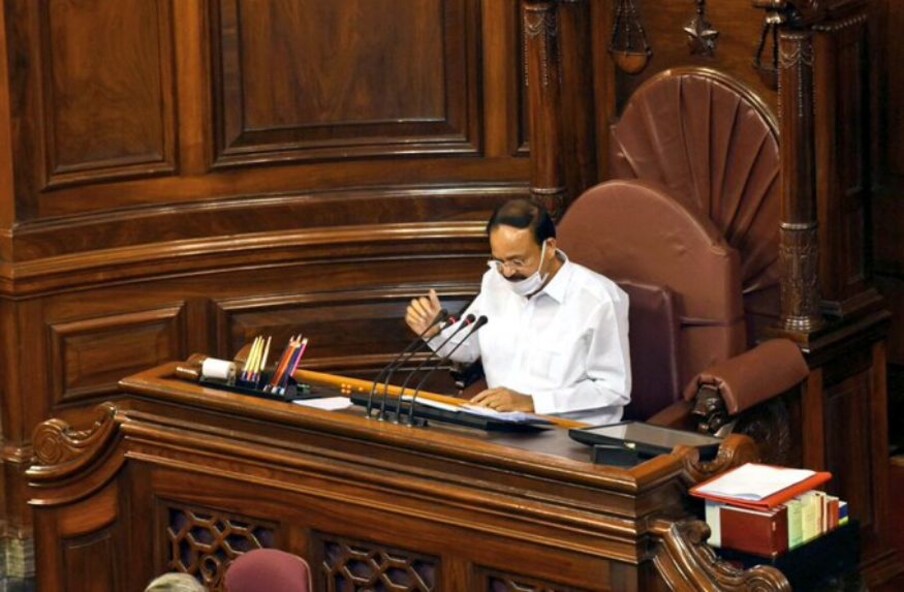  ಉಪರಾಷ್ಟ್ರಪತಿ ವೆಂಕಯ್ಯ ನಾಯ್ಡು ಅವರು ನೂತನ ಸದಸ್ಯರಿಗೆ ಪ್ರಮಾಣವಚನ ಬೋಧಿಸಿದರು.