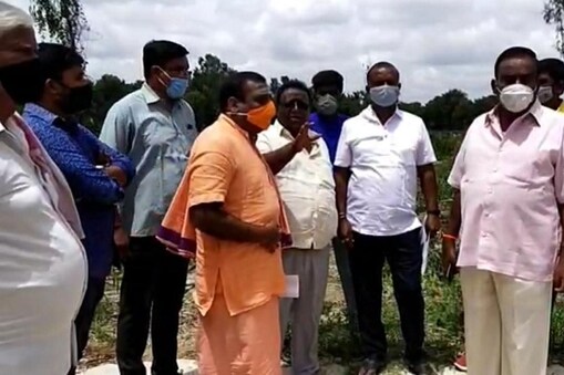 ಅಧಿಕಾರಿಗಳ ಜೊತೆ ಮಠದ ಸ್ವಾಮೀಜಿ