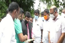 ಆನೇಕಲ್ನಲ್ಲಿ ಹತ್ತಾರು ಎಕರೆ ಕೃಷಿ ಇಲಾಖೆ ಭೂಮಿ ಒತ್ತುವರಿ: ಸಚಿವ ಬಿಸಿ ಪಾಟೀಲ್ ಭೇಟಿ, ಪರಿಶೀಲನೆ ಆನೇಕಲ್ನಲ್ಲಿ ಹತ್ತಾರು ಎಕರೆ ಕೃಷಿ ಇಲಾಖೆ ಭೂಮಿ ಒತ್ತುವರಿ: ಸಚಿವ ಬಿಸಿ ಪಾಟೀಲ್ ಭೇಟಿ, ಪರಿಶೀಲನೆ